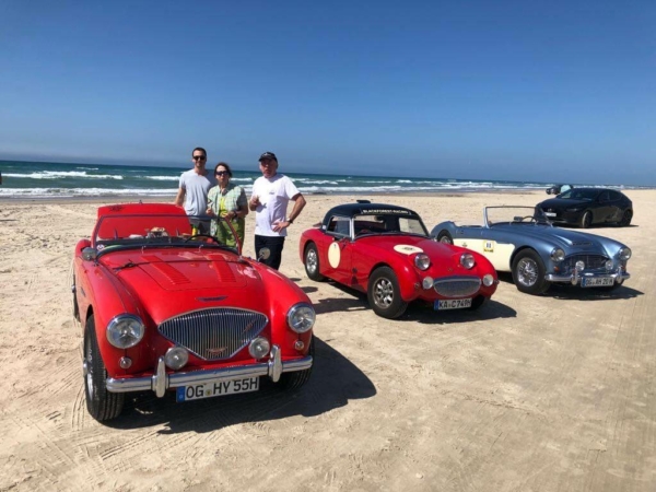 European Healey EHM 3 Healeys und ihre Besatzung am Strand in Daenemark