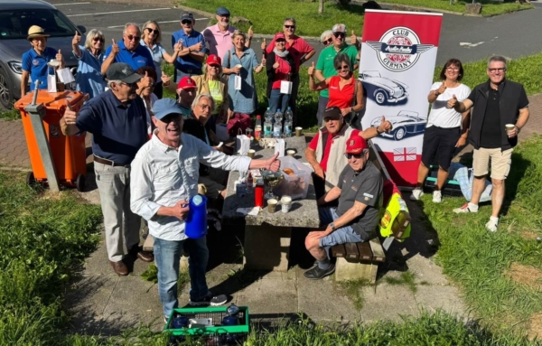 Teilnehmer einer Ausfahrt des Stammtischs Rhein-Main mit ihren Austin Healeys