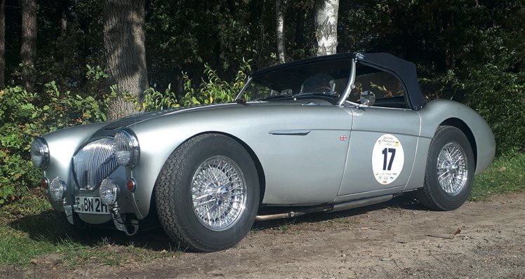 Silberner Austin-Healey 100 mit Startnummer 17