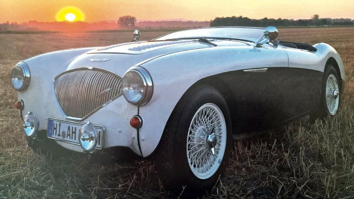 Weißer Austin-Healey 100M im Sonnenuntergang