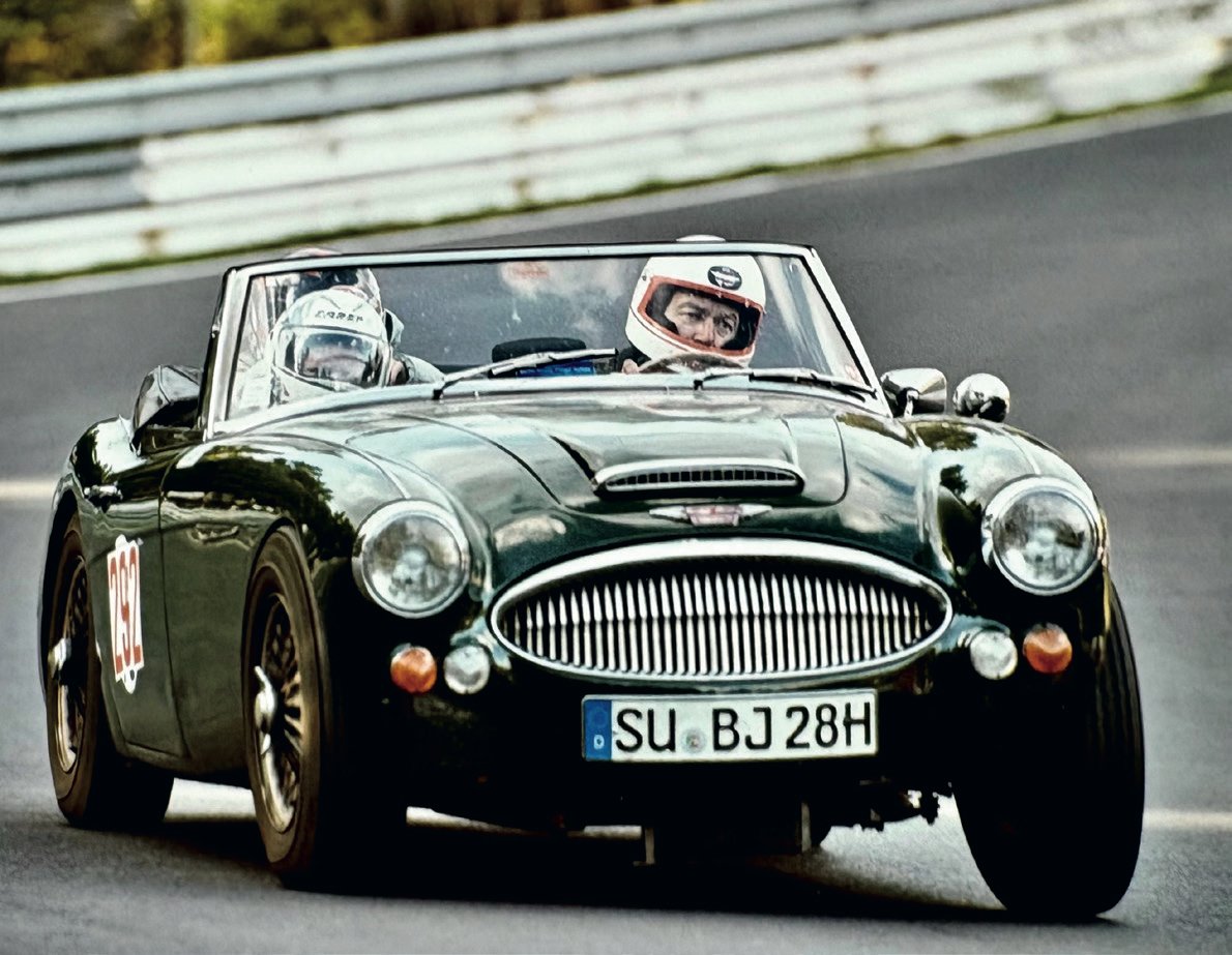 Dunkelgrüner Austin-Healey 3000 im Renn-Modus
