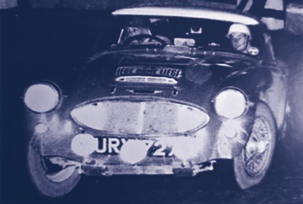 Blau getöntes Rennfoto: Pat Moss mit Beifahrerin Ann Wisdom im Austin-Healey